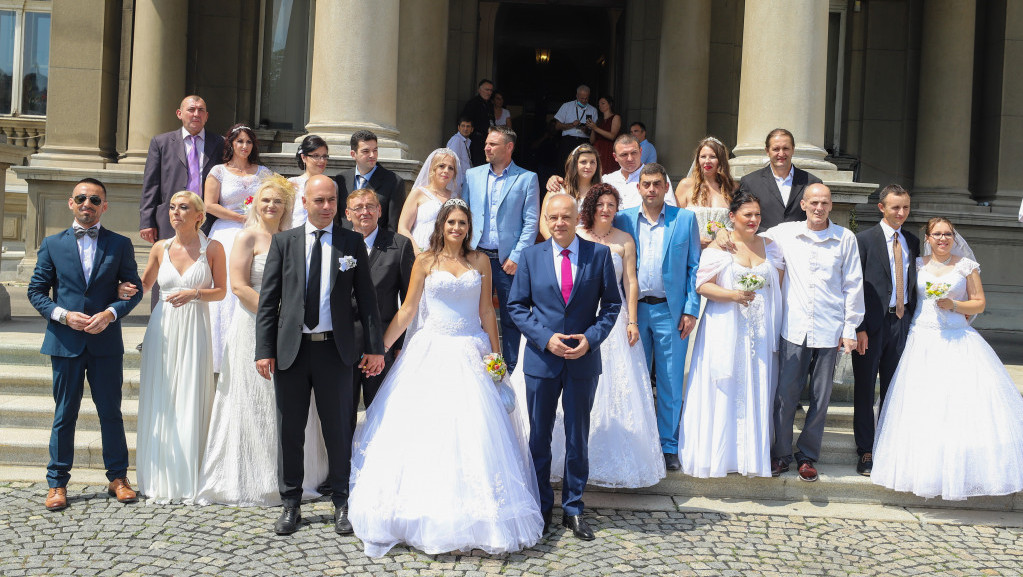 "Kolektivno venčanje" u Beogradu: Sudbonosno "da" ispred Starog dvora reklo 15 parova