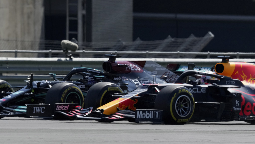 Težak udes na početku trke Formule 1: Hamilton izbacio Ferstapena sa staze