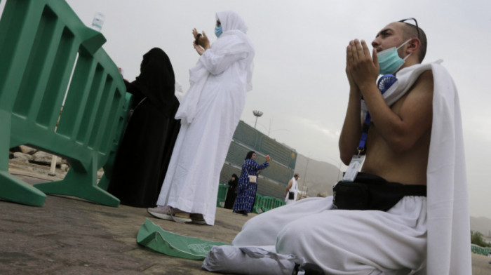 Muslimanski hodočasnici stižu na planinu Arafat, zbog korone važe posebna pravila
