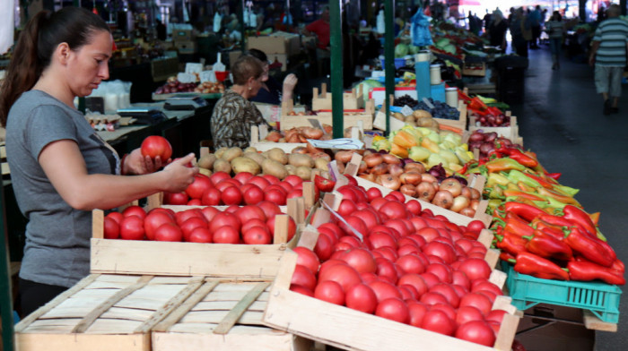 Nedimović obećao da će se država uključiti u rešavanje problema otkupa leskovačkog paradajza