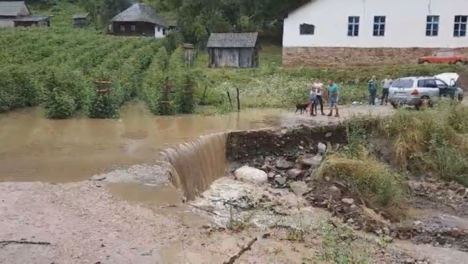 U Ivanjici od sveta odsečeno oko 100 kuća: Alarmantne slike stižu iz sela, potpuno uništeni lokalni putevi