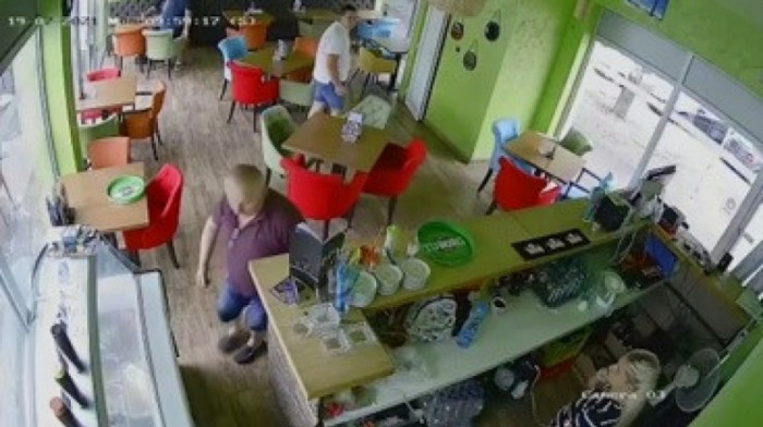 Novi snimak nasilja: Muškarac udara i hvata za vrat devojku u kafiću