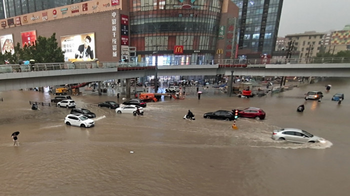 Kina: Spasili muškarca posle tri dana u poplavljenoj garaži, broj žrtava se popeo na 58