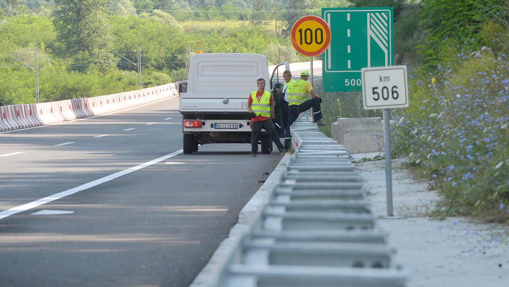 Normalizovan saobraćaj na auto-putu kod tunela Železnik, dva kamiona blokirala traku zbog kvara na pneumaticima