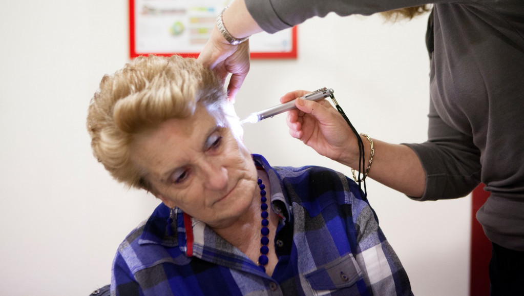 "Sada čujem i šuštanje vode": Godinama je živela bez zvuka, a onda joj je kohlearni implant promenio život