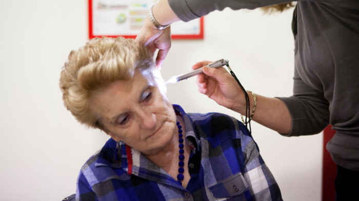 "Sada čujem i šuštanje vode": Godinama je živela bez zvuka, a onda joj je kohlearni implant promenio život