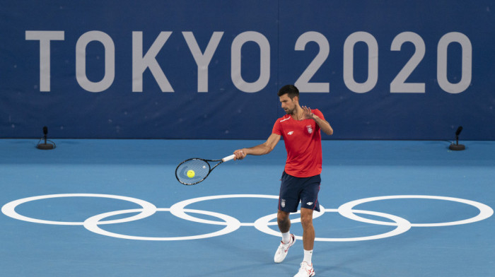 Iz aviona pravo na teren: Novak Đoković odradio trening u Tokiju