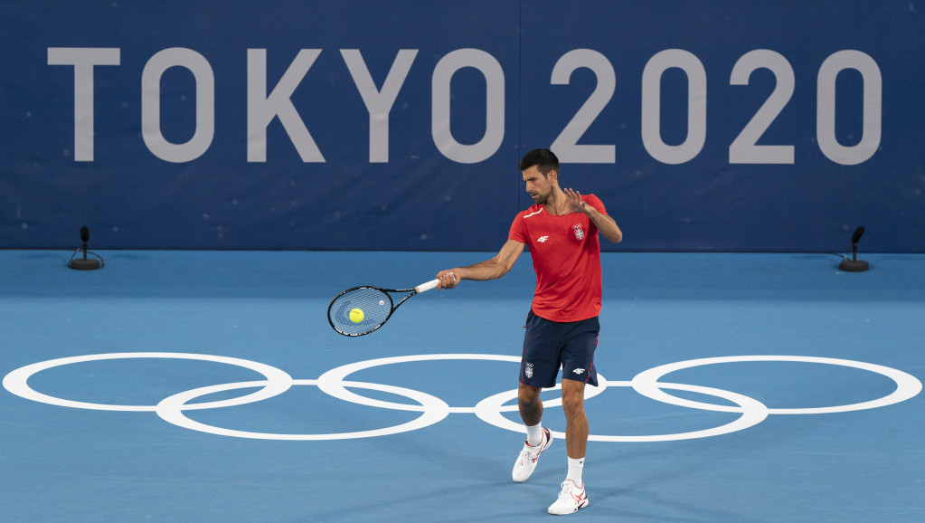 Iz aviona pravo na teren: Novak Đoković odradio trening u Tokiju