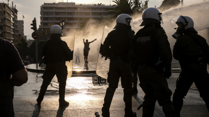 Protest u Atini: Vodenim topovima i suzavcem na demonstrante