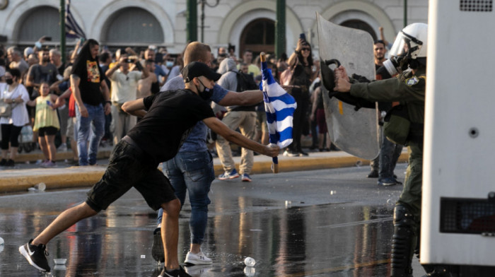 Sukob policije i demonstranata protiv vakcinacije u Grčkoj