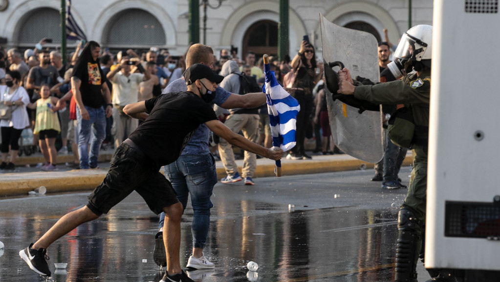 Sukob policije i demonstranata protiv vakcinacije u Grčkoj