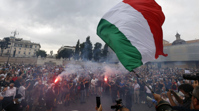 Demonstracije od Napulja do Milana, protesti zbog uvođenja restriktivnih mera za nevakcinisane građane