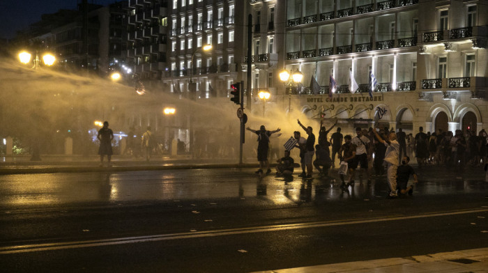 Molotovljevi kokteli ispred grčkog parlamenta: Protesti zbog mera vlade i obavezne vakcinacije