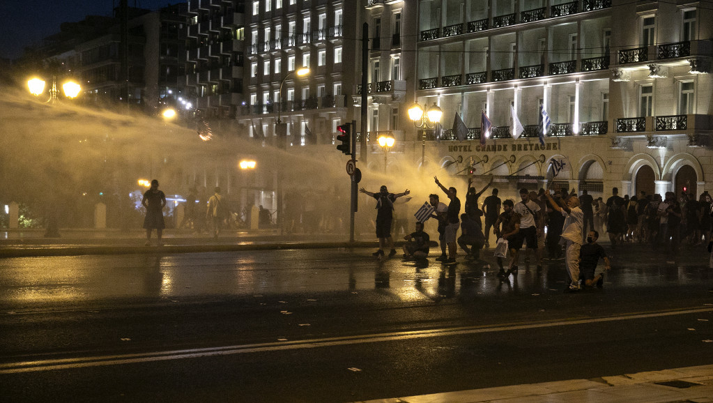 Molotovljevi kokteli ispred grčkog parlamenta: Protesti zbog mera vlade i obavezne vakcinacije