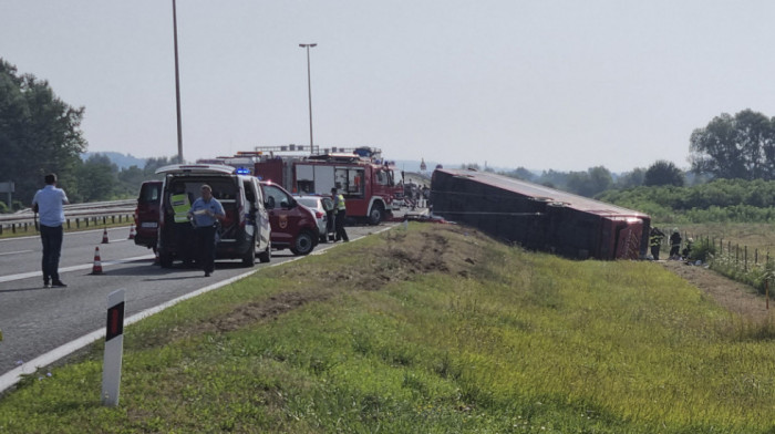 Deset mrtvih, više od 40 povređenih, među njima i dete: Teška nesreća kod Slavonskog Broda, autobus sleteo sa puta