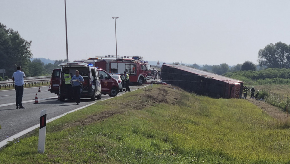 Deset mrtvih, više od 40 povređenih, među njima i dete: Teška nesreća kod Slavonskog Broda, autobus sleteo sa puta