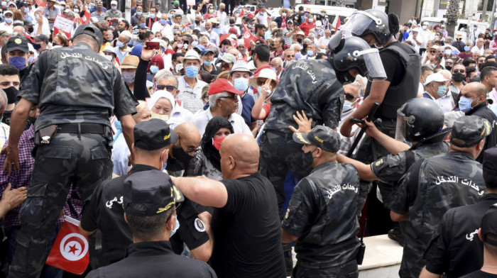 Demonstranti u Tunisu traže ostavku vlade zbog situacije sa koronavirusom i loše ekonomije