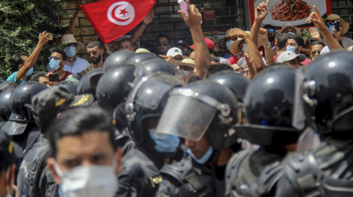 Vojska opkolila i blokirala parlament u Tunisu  i sprečili predsedavajućeg da uđe unutra