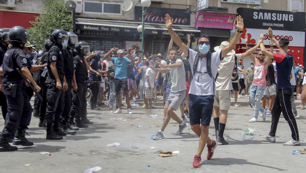 Napeto u Tunisu: Premijer smenjen, vojska na ulicama, predsednika optužuju za državni udar