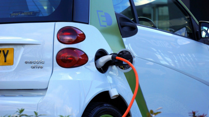 Brisel planira da do 2035. napravi 11.000 stanica za punjenje električnih automobila