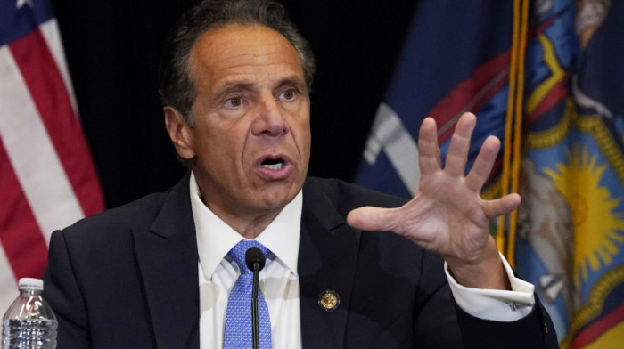 Guverner Njujorka negirao optužbe da je uznemiravao saradnice