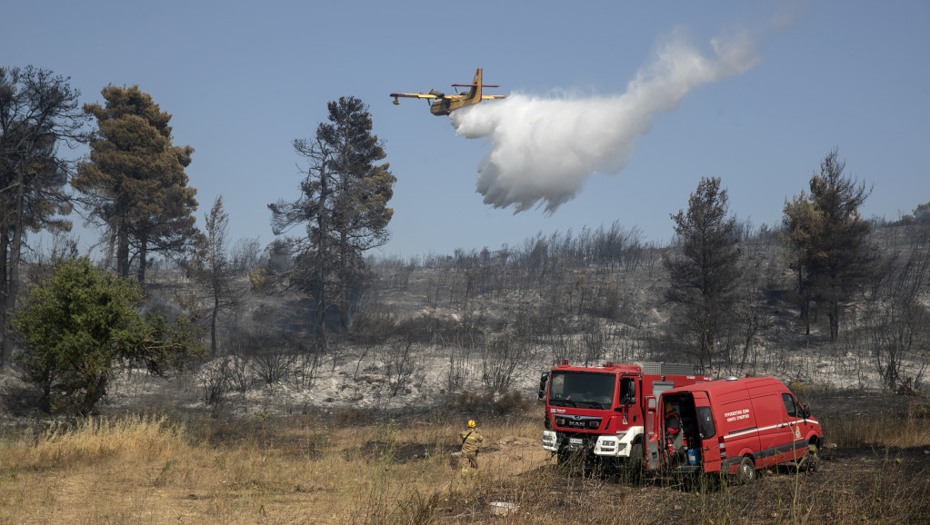 VIDEO Šumski požar besni u blizini Atine, na terenu 74 vatrogasca, pet aviona i pet helikoptera