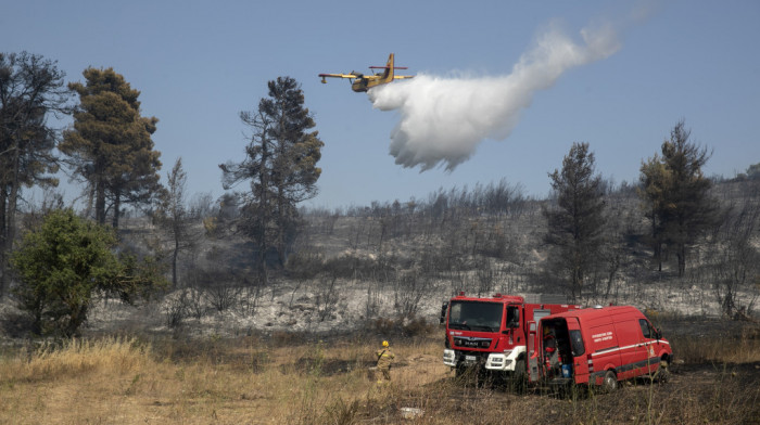 VIDEO Šumski požar besni u blizini Atine, na terenu 74 vatrogasca, pet aviona i pet helikoptera