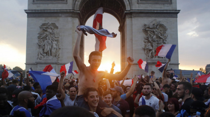 Francuska se sprema za proteste zbog kovid propusnica, 3.000 policajaca već raspoređeno po gradu