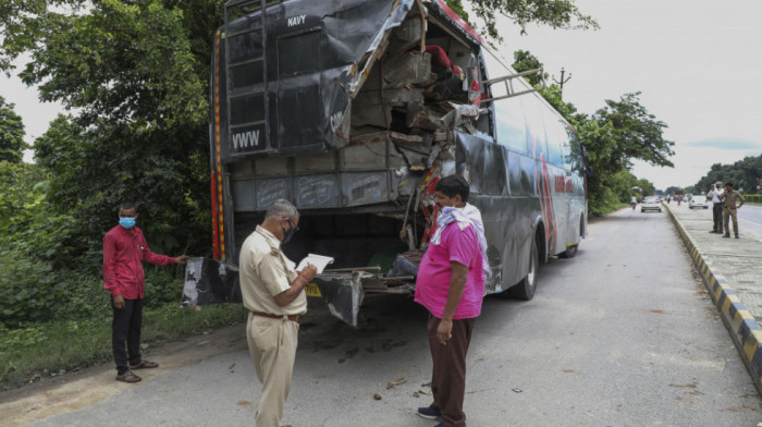 U sudaru kamiona i putničkog autobusa u Indiji stradalo 18 ljudi