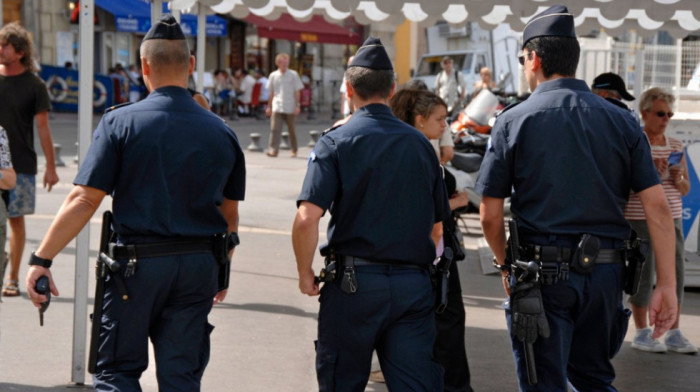 Incident u Francuskoj: Žena kolima uletela u baštu restorana, troje povređeno