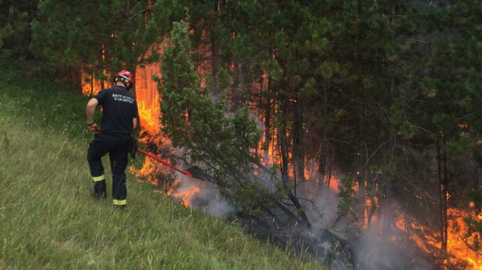Popodne se očekuje krunski požar - desetine vatrogasaca i helikopteri gase plamen na Murtenici kod Nove Varoši