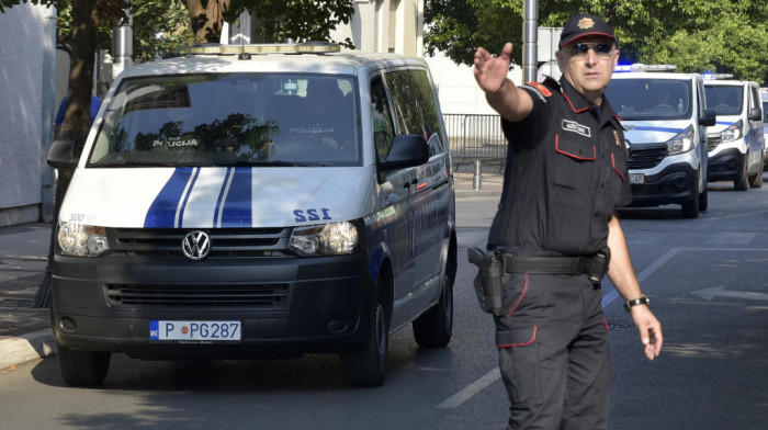 Jak vetar oborio čempres u centru Podgorice