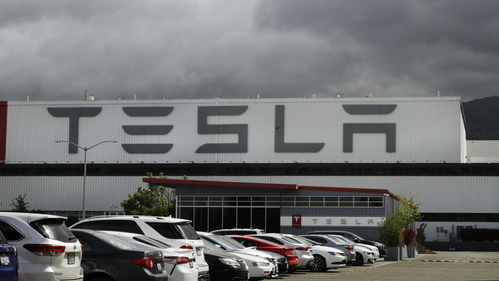 Tesla povlači gotovo pola miliona vozila u SAD zbog bezbednosnih propusta