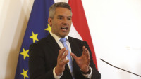 Problemi za ministra unutrašnjih poslova Austrije: Nehamer se vratio u Prištinu zbog kvara aviona