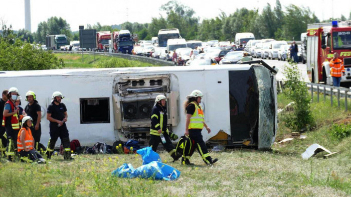 Među 19 povređenih u prevrtanju autobusa u Nemačkoj i državljani Srbije