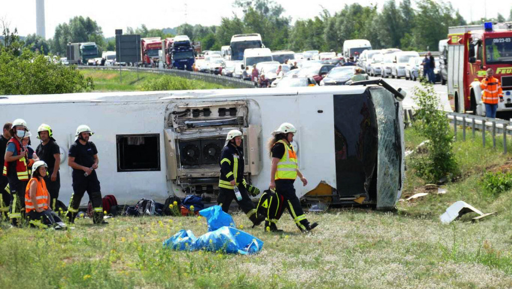 Među 19 povređenih u prevrtanju autobusa u Nemačkoj i državljani Srbije