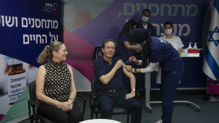 Predsednik Izraela primio treću dozu vakcine: Važan korak za solidarnost