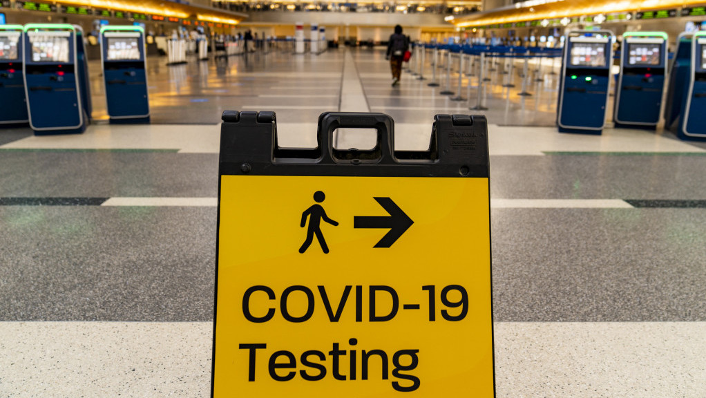 SAD pooštravaju testiranje za strane putnike zbog omikron soja