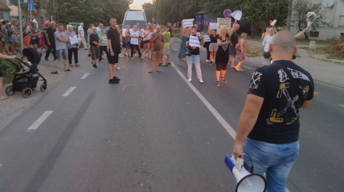 Protest "Pravda za Ninu": Meštani Petrovaradina traže pritvor za vozača koji je usmrtio devojku