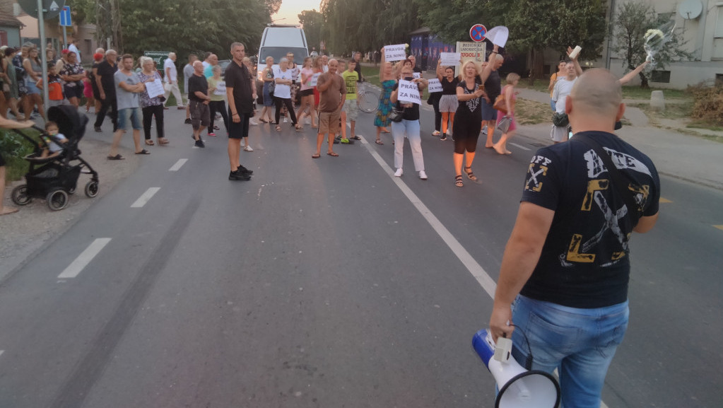 Protest "Pravda za Ninu": Meštani Petrovaradina traže pritvor za vozača koji je usmrtio devojku