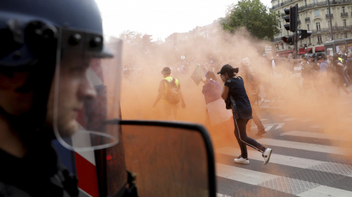 Suzavac na ulicama Pariza: Žestoki sukobi demonstranata i policije zbog uvođenja kovid propusnica