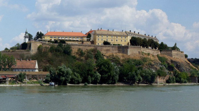 Stranac pao sa bedema Petrovaradinske tvrđave, u svesnom stanju prebačen u UKC