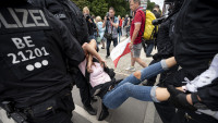 Oko 600 uhapšenih na protestu protiv antikovid mera u Berlinu