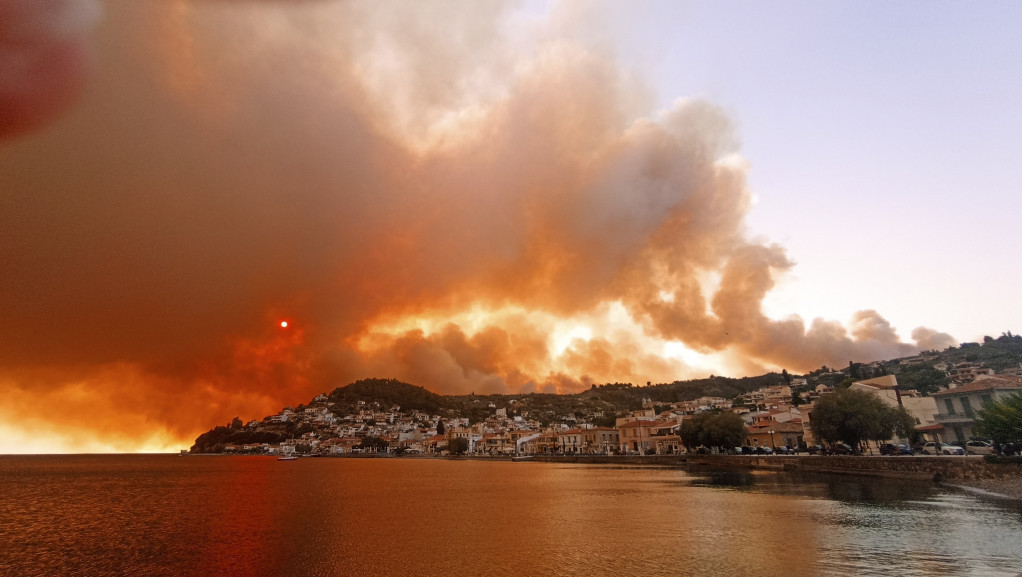 Veliki požar u blizini Atine, evakuisano na hiljade ljudi