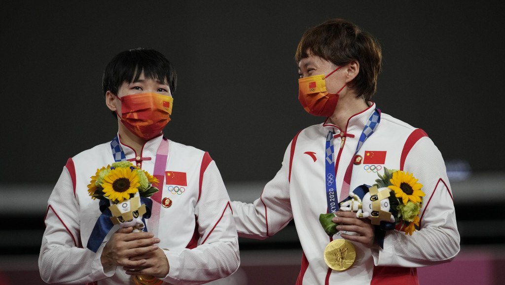 MOK istražuje kineske sportistkinje zbog bedža Mao Cetunga