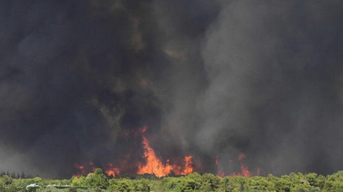 FOTO VIDEO Požar u Atini stvorio sopstvene vremenske prilike i podigao temperaturu na 45°C