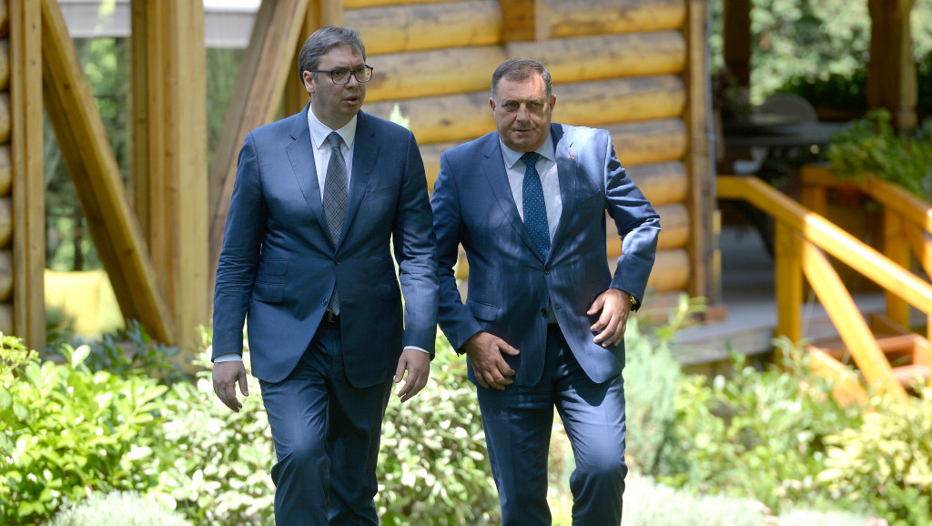 Vučić predao Dodiku prednacrt zajedničkog zakona o zaštiti srpskog jezika i ćirilice
