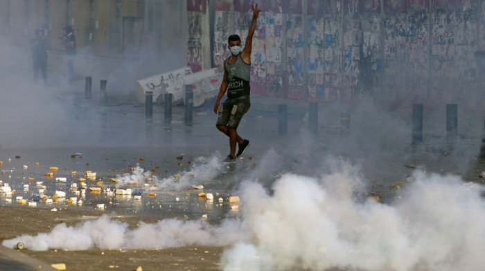 Protesti na godišnjici razorne eksplozije u Bejrutu, policija upotrebila suzavac i vodene topove