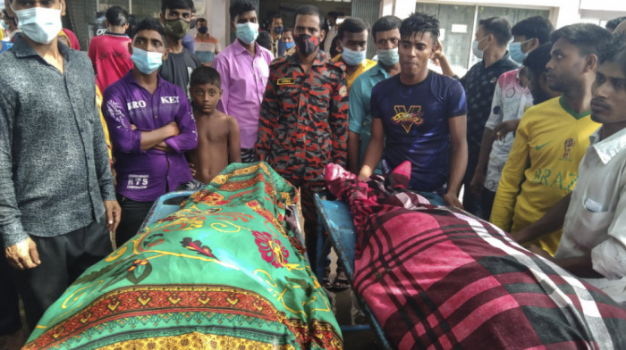 Grom ubio 16 ljudi na svadbi u Bangladešu, povređen i mladoženja
