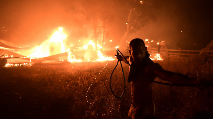 Požari na više lokacija u Grčkoj: Hiljade evakuisanih, borba za očuvanje arheoloških nalazišta